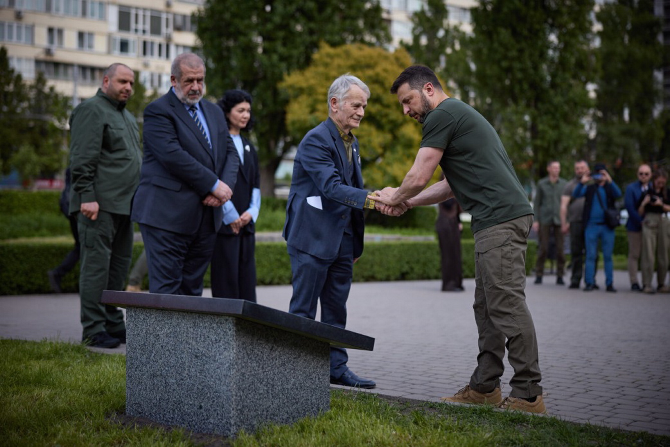 Володимир Зеленський і Мустафа Джемілєв вважають знаковим місце, на якому має постати Меморіал пам’яті жертв кримськотатарського народу. Фото з сайту president.gov.ua