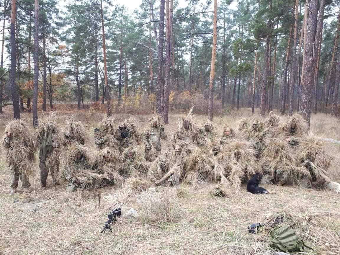 Ретельне маскування дає змогу ефективно попрацювати на теж прихованій позиції. Фото з особистого архіву «Бігуна»