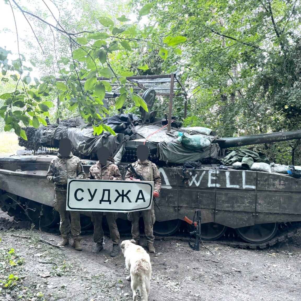 Троє українських бійців із захопленим вражим танком, не рахуючи пса