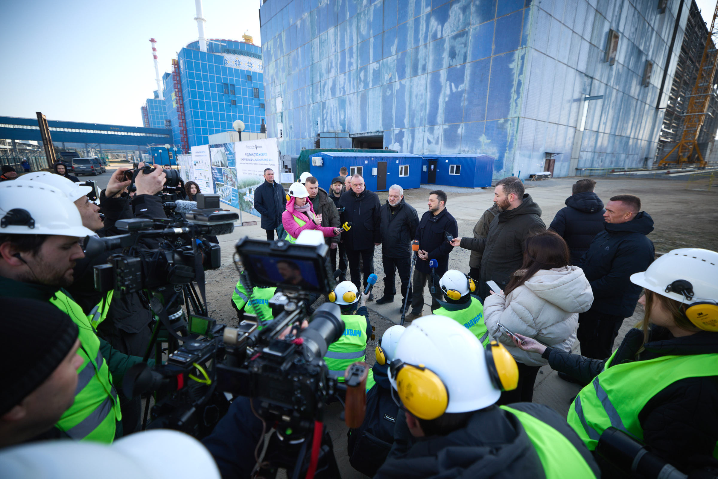 Під час спілкування з журналістами Володимир Зеленський наголосив, що  добудова двох енергоблоків на ХАЕС забезпечить Україну додатковими 2 ГВт електроенергії. Фото з сайту president.gov.ua