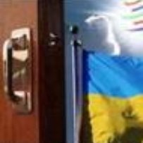 Чужий заходить вільно, а свій виходить із потугами