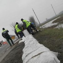 Закарпаття рятують  мішками з піском