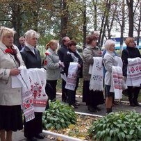 На війну чоловіків проводжали з обиденними рушниками