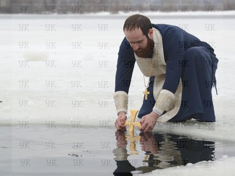 Водохресні купання на Дніпровський Набережній. Фоторепортаж Володимира ЗАЇКИ