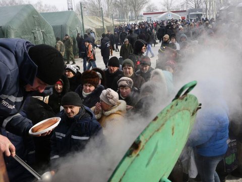 Як військові допомагають жителям Авдіївки