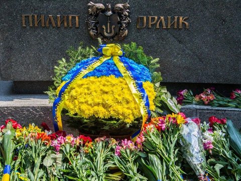 Перші особи держави поклали квіти до пам'ятника Пилипа Орлика