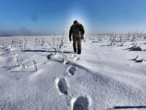 ВОЛОНТЕРИ ДОЛАЮТЬ ЗАСНІЖЕНІ ДОРОГИ ДОНБАСУ